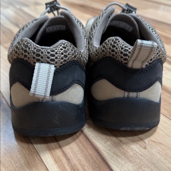 Keen Men's Jasper Rocks Beige and Black Athletic Shoes - Picture 9 of 11